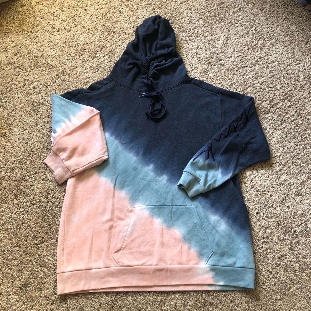 Blue tie dye pullover